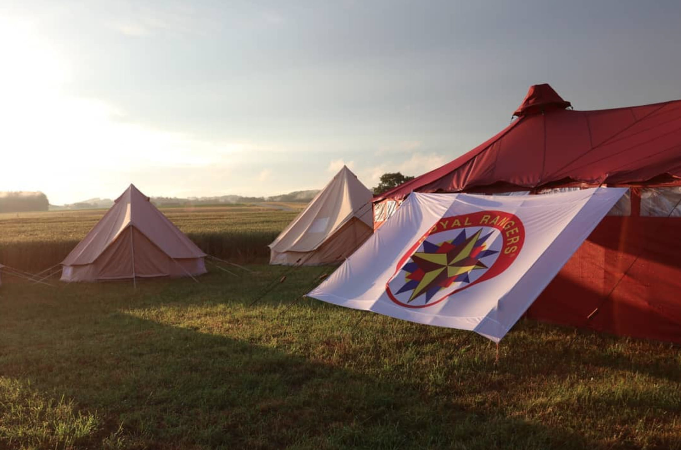 Royal Rangers Zeltlager mit Zelten und Fahne